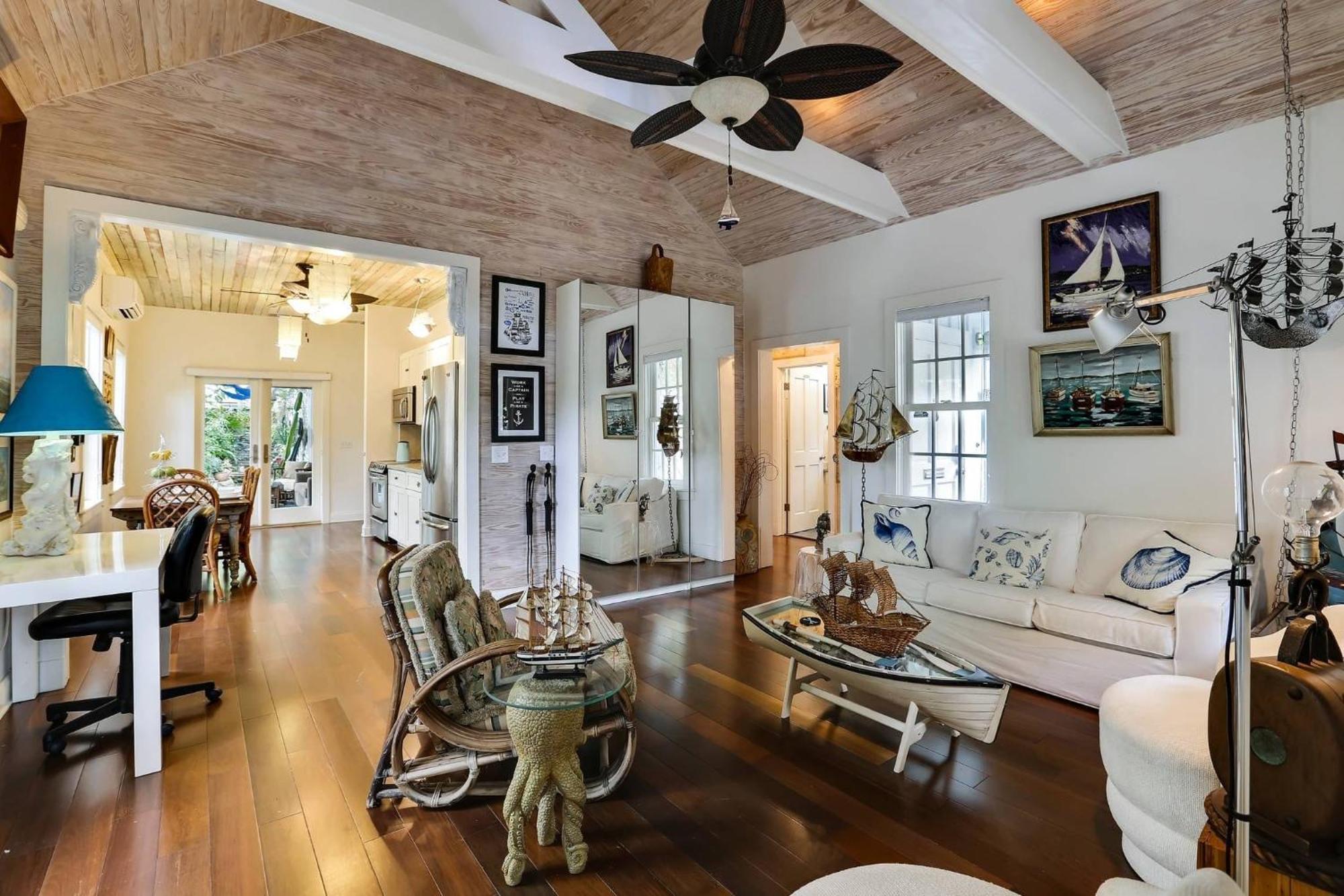 Casa de férias Boat House By Avantstay Character Location W Shared Pool Month Long *